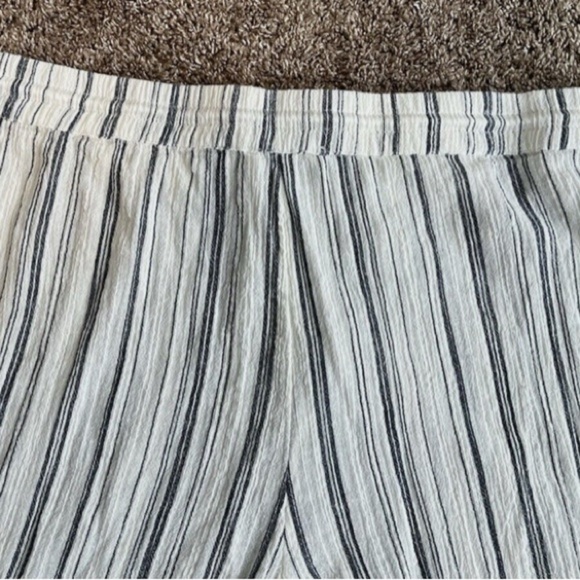Sundance Breezy White and Navy Blue Striped Pants - Picture 5 of 10